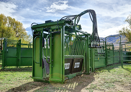 HC2500 Hydraulic deluxe squeeze chute from Powder River
